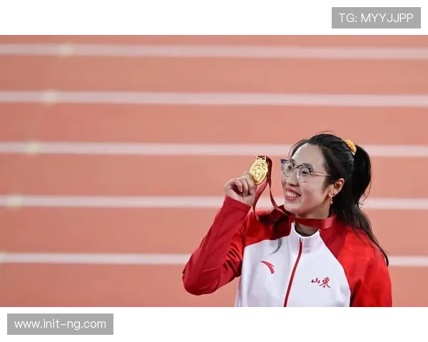 全运会颁奖礼现感人一幕 三代女双名将含泪相拥